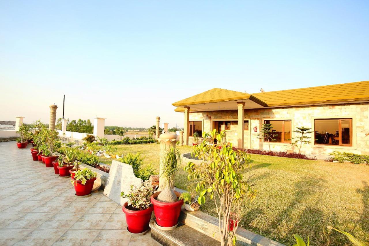 Oyo Flagship Armaan Resort Shāhpur Kültér fotó